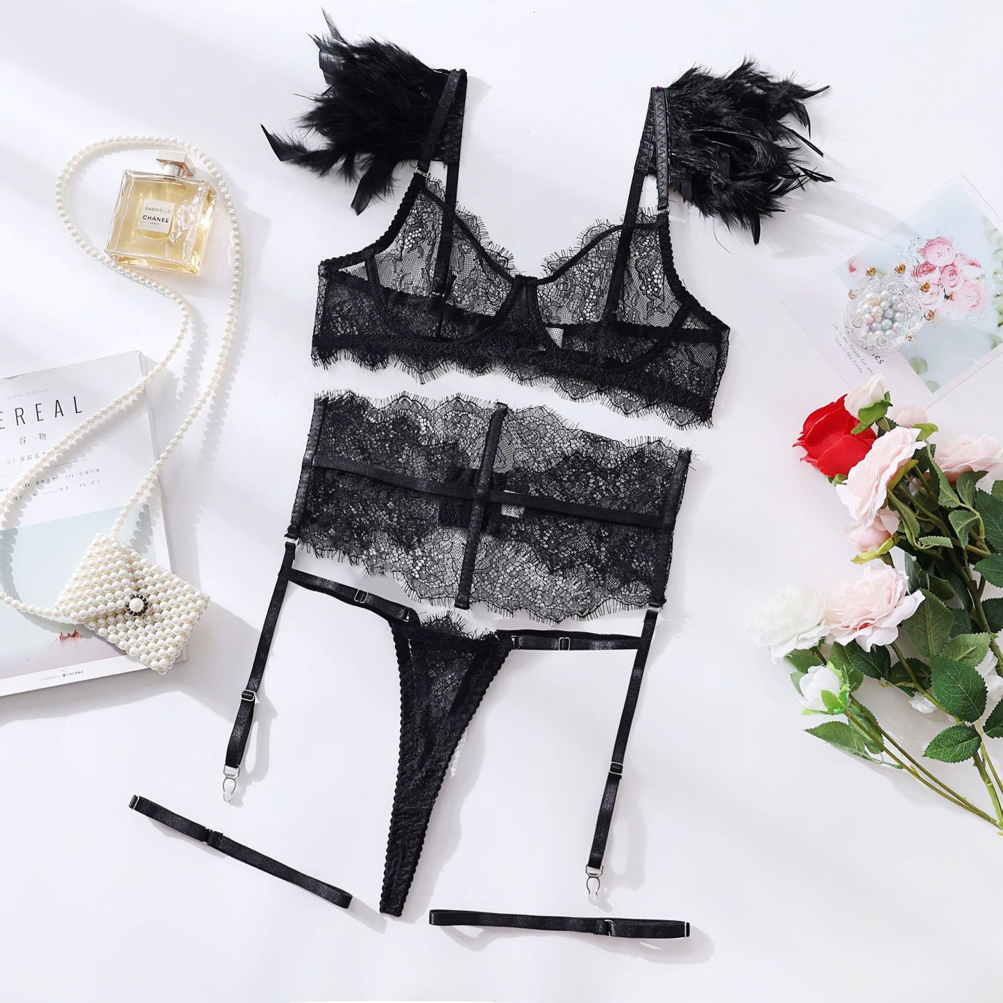 Ensemble Lingerie en Dentelle avec Plumes – Set Élégant 4 Pièces